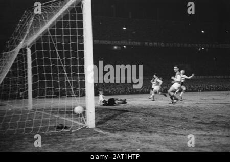 Europa Cup 1. Feyenoord gegen Reims 1:1. Keeper Barreau berichtet Datum: 13. März 1963 Ort: Rotterdam, Zuid-Holland Schlüsselwörter: Sport, Fußball Personenname: Kruiver, Piet Institution Name: Feyenoord Stockfoto