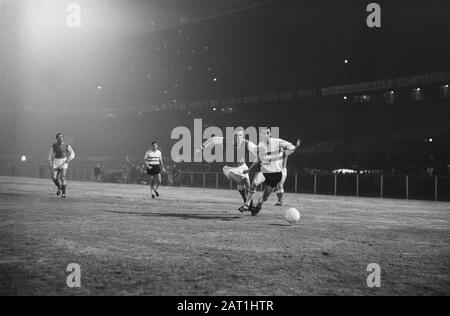 Europa Cup 1. Feyenoord gegen Reims 1:1. Coen Moulijn im Duell mit dem Franzosen Wendling Datum: 13. März 1963 Ort: Rotterdam, South Holland Schlagwörter: Sport, Fußball persönlicher Name: Moulijn, Coen Institutionenname: Feyenoord Stockfoto
