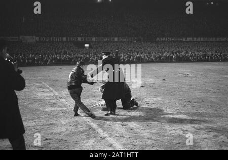 Europa Cup 1. Feyenoord gegen Reims 1:1. Polizei nimmt Unterstützer vom Feld Datum: 13. März 1963 Ort: Rotterdam, South Holland Schlüsselwörter: Polizei, UNTERSTÜTZER, Sport, Name der Fußballeinrichtung: Feyenoord Stockfoto