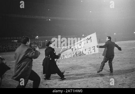 Europa Cup 1. Feyenoord gegen Reims 1:1. Polizei nimmt Unterstützer vom Feld Datum: 13. März 1963 Ort: Rotterdam, South Holland Schlüsselwörter: Polizei, UNTERSTÜTZER, Sport, Name der Fußballeinrichtung: Feyenoord Stockfoto