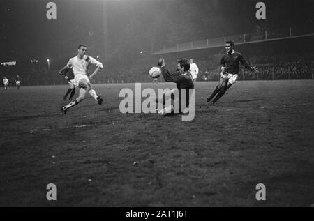 Europa Cup II NAC gegen Cardiff City 1-1; Jan van Gorp (links) verlor Schuss, Torhüter Wilson stoppt, rechtes Derrett Datum: 15. November 1967 Schlagwörter: Torhüter, Sport, Name der Fußballperson: Gorp, Jan von Stockfoto