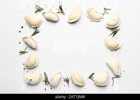 Rahmen aus rohen Knödel mit Gewürzen auf weißem Hintergrund Stockfoto