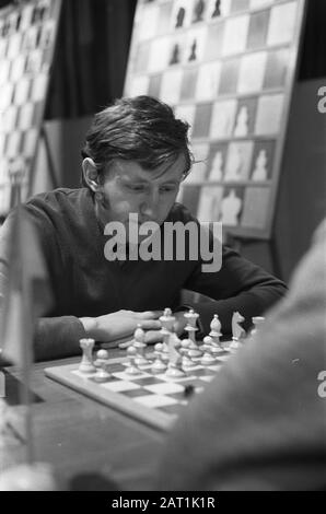 Jugend-EM-Schach (elftes Niemeyer-Schachturnierspiel) in Groningen, Nummer 18 und 19 Romanishin Nummer 20 und 21 Baljon Datum: 20. Dezember 1972 Ort: Groningen Schlagwörter: Schach, Turniere Stockfoto