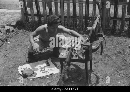 Banjoemas, Chinesische Kontrollkommission. Hafen von Tjilatjap. Waranedja Waranedja: Die tägliche Arbeit des Soldaten: Die Wartung seiner Waffe. Soldat Adi vom 1. Platz 3. Compie Andjing Nica, ein Sundanese, kümmert sich um seine Tommygun. Datum: 10.Oktober 1947 Ort: Indonesien, Niederländisch-Ostindien Stockfoto