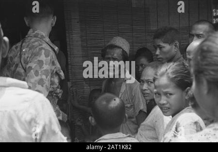 Banjoemas, Chinesische Kontrollkommission. Hafen von Tjilatjap. Waranedja Waranedja: In der Poliklinik der Gummifirma Tjisaroe-Tjipari Dr. A.J. van Meurs van Inf. 2 Stunden Beratung für die Bevölkerung. Über seine Praxis hat er keine Beschwerden, was die Zahl der Patienten betrifft. Datum: 10.Oktober 1947 Ort: Indonesien, Niederländisch-Ostindien Stockfoto