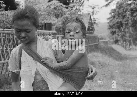 Banjoemas, Chinesische Kontrollkommission. Hafen von Tjilatjap. Waranedja Waranedja: In der Politik der Gummifirma Tjisaroe-Tjipari, Dr. A.J. van Meurs van de Inf. 2 Stunden Beratung für die Bevölkerung. Nach jahrelanger Vernachlässigung unternimmt das niederländische Rote Kreuz alles in seiner Macht stehende, um die öffentliche Gesundheit aus einer fragwürdigen Krise zu heben. Datum: 10.Oktober 1947 Ort: Indonesien, Niederländisch-Ostindien Stockfoto