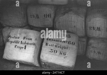 Banjoemas, Chinesische Kontrollkommission. Hafen von Tjilatjap. Waranedja Waranedja: Gummi für den Export, aus der Gummifabrik Tjesuru Tjpipari. Datum: 10.Oktober 1947 Ort: Indonesien, Niederländisch-Ostindien Stockfoto