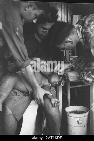 Banjoemas, Chinesische Kontrollkommission. Hafen von Tjilatjap. Waranedja Waranedja: In der Politik der Gummifirma Tjisaroe-Tjipari, Dr. A.J. van Meurs van de Inf. 2 Stunden Beratung für die Bevölkerung. Nach jahrelanger Vernachlässigung unternimmt das niederländische Rote Kreuz alles in seiner Macht stehende, um die öffentliche Gesundheit aus einer fragwürdigen Krise zu heben. Datum: 10.Oktober 1947 Ort: Indonesien, Niederländisch-Ostindien Stockfoto