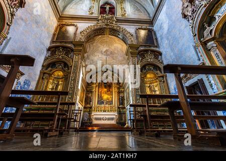 Blick auf das prachtvolle, im Jahr 1681 in Schuldholzarbeit mit franziskanischer Ikonographie erbaute Baroque-Innere der Sao Pedro de Alcantara in Lisb Stockfoto