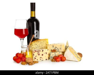 Auswahl an frischen Käsesorten mit Wein auf weißem Hintergrund Stockfoto