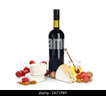 Frischkäse mit Wein auf weißem Hintergrund Stockfoto
