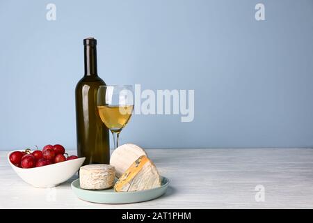 Frischkäse mit Wein auf weißem Tisch Stockfoto