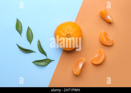 Süße Mandarine auf Farbhintergrund Stockfoto