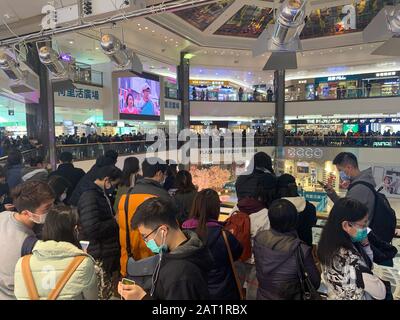 Hongkong - 29. Januar 2020: Die Menschen warten nach einem Ladengeschäft auf die Maske, sie haben nur wenig Masken zum Verkauf. Nach dem ausbruch des wuhan Coronavirus in china gibt es in hongkong Mangelware Stockfoto