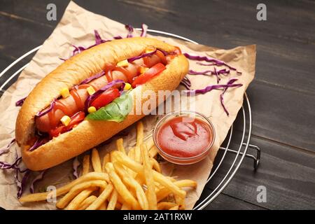 Lecker Hot Dog, Pommes frites und Soße auf Tabelle Stockfoto