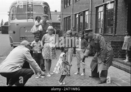 Evacués aus Neuguinea in der Willem de Zwijger Kaserne am Wezep Datum: 17. August 1962 Standort: Gelderland, Wezep Schlüsselwörter: Evakuierte, Kinder Stockfoto