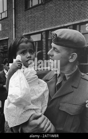 Evacués aus Neuguinea in der Willem de Zwijger-Kaserne in Wezep Annotation: Am 15. August 1962 unterzeichneten die Niederlande die Überführung Neuguineas nach Indonesien. Zu diesem Thema gab es bereits einen langen Krieg mit Indonesien Datum: 17. August 1962 Ort: Gelderland, Wezep Schlüsselwörter: Evakuierungen, Evakuierungen, Kolonialismus, Unabhängigkeitskampf, Überseegebiete, Souveränitätsübertragung Stockfoto