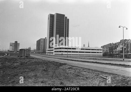 Prins Claus eröffnet das Büro der Royal Adriaan Volker Group in Rotterdam Äußeres des Neubaus Datum: 12. März 1974 Standort: Rotterdam, Südholland Schlüsselwörter: Außenbereiche, Gebäude, Büros, Öffnungen, Princes persönlicher Name: Claus, Name der Prinzeneinrichtung: Royal Adriaan Volker Group Stockfoto