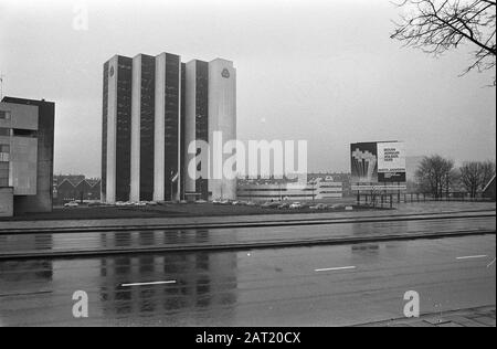 Prins Claus eröffnet das Büro der Royal Adriaan Volker Group in Rotterdam Äußeres des Neubaus Datum: 12. März 1974 Standort: Rotterdam, Südholland Schlüsselwörter: Außenbereiche, Gebäude, Büros, Öffnungen, Princes persönlicher Name: Claus, Name der Prinzeneinrichtung: Royal Adriaan Volker Group Stockfoto