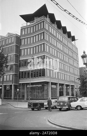Eröffnung des neuen Gebäudes AMEV in Sarphatistraat hoek Amste Außenansicht des neuen Gebäudes Datum: 26. Mai 1971 Standort: Amsterdam, Noord-Holland Schlüsselwörter: Gebäude, Büros, Versicherungen Stockfoto