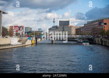 Berlin, Deutschland Oktober 2019 Spree mit Brücke und Fernsehturm im Hintergrund Stockfoto
