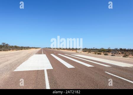 Royal Flying Doctors Service (RFDS) Notlandepiste auf dem Stuart Highway, South Australia, SA, Australien Stockfoto