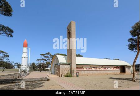 Woomera History Museum mit einer Ausstellung mit Black Arrow Rakete, South Australia, SA, Australien Stockfoto