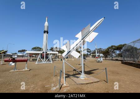 Raketen, die außerhalb des Woomera Heritage Center, South Australia, SA, Australien, ausgestellt werden Stockfoto