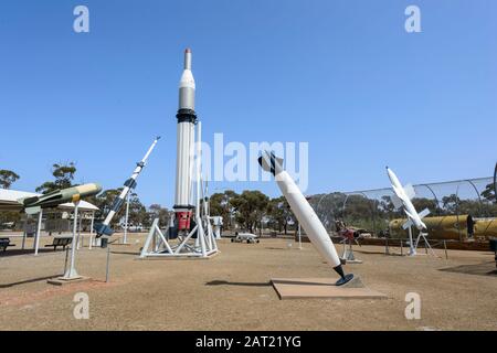 Raketen, die außerhalb des Woomera Heritage Center, South Australia, SA, Australien, ausgestellt werden Stockfoto