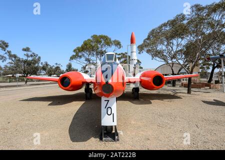 Gloster Meteor Militärflugzeuge sind vor dem Woomera Heritage Center, South Australia, SA, Australien ausgestellt Stockfoto
