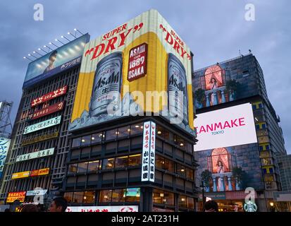 Osaka, JAPAN - 14. OKTOBER 2019: Der Blick auf gaupe Neonlichter und Schilder der Nacht Dotonbori. Osaka. Japan Stockfoto