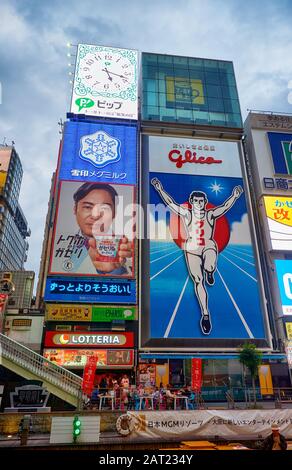 Osaka, JAPAN - 14. OKTOBER 2019: Die hellen und blitzigen Plakate entlang des Dotonbori-Kanals mit dem Symbol der Stadt, der Glico Running Man in der Nähe Stockfoto