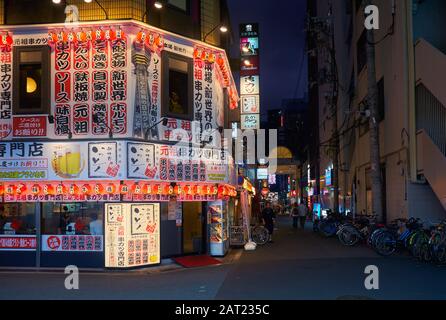 OSAKA, Japan - Oktober 14, 2019: in der Nacht Lichter von Dotonbori. Weinstube Bouchon Naniwa in Namba, der südlichen Innenstadt von Osaka. Nachtleben in Jap Stockfoto