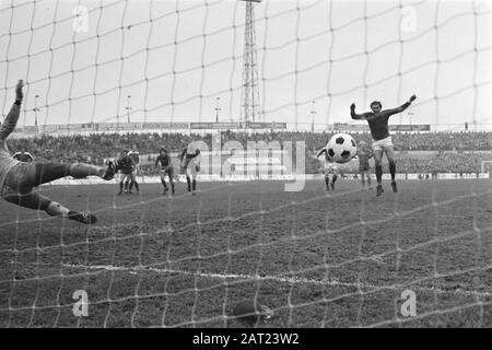 FC Utrechter gegen Ajax 2:1 (KNVB-Pokal); van Maurik punktet mit dem Elfmeter. Van Maurik nimmt Ball aus dem Tor, Schriftsteller sitzen am Boden Datum: 21. November 1976 Schlagwörter: Sport, Fußball-Institution Name: FC Utrechter Stockfoto