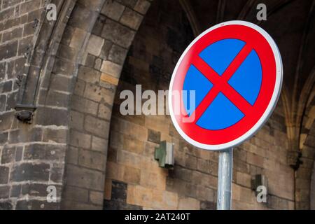 Kein Parkschild vor dem Tunnel Stockfoto