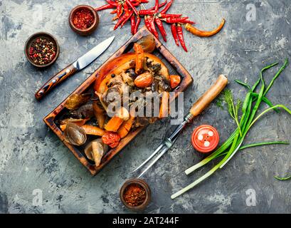 Gebratenes Schweinefleisch knuckelt eisbein auf alter Holzschneideplatte. Geschmortes Schweinefleischbein Stockfoto