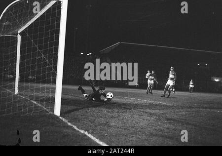 FC-Twente gegen Zagreb 1:0; Nr. 10: Torhüter Dautbevgovic lässt Ball aus den Händen fallen, NR. 11: Van der Kerkhoff punktet am: 16. Dezember 1970 Schlagwörter: Sport, Fußball-Institution Name: FC Twente Stockfoto