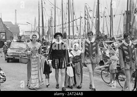 Fest in Monnickendam, nur gekleidet Monnickendammer, im Hintergrund Pavoised Fleet Datum: 8. Juli 1966 Ort: Monnickendam Schlüsselwörter: Festivals, WOHNUNGEN Stockfoto