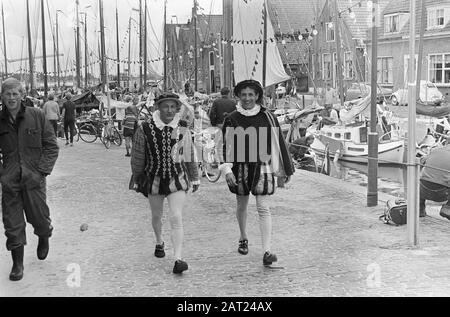 Fest in Monnickendam, nur gekleidet Monnickendammer Datum: 8. Juli 1966 Ort: Monnickendam Schlüsselwörter: Festivals Stockfoto