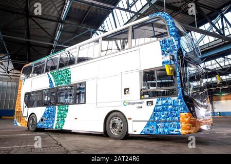 Anlässlich der Einführung des neuen Bustyps im 40. Dienstjahr im Chesterfield-Depot in Derbyshire wird eine einzigartige Mosaik-Buslackierung vorgestellt, die die Gesichter von Stagecoach-Kunden und -Fahrern aus ganz Großbritannien zeigt. Stockfoto