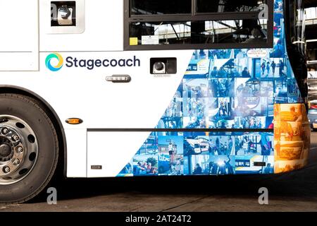 Redaktionelle VERWENDUNG NUR EINE einzigartige Mosaikbuslinie, die die Gesichter von Stagecoach-Kunden und -Fahrern aus ganz Großbritannien zeigt, wird vorgestellt, um die Einführung seines neuen Look Bus Designs im 40. Dienstjahr im Chesterfield-Depot in Derbyshire zu feiern. Stockfoto