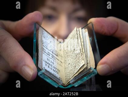 Freitags bis Freitag, 31. JANUAR, hat die Hauptkuratorin Ann Dinsdale ein seltenes "kleines Buch" in Höhe von 600.000 Û, geschrieben von Charlotte Bronte nach seiner Rückkehr ins Bronte Parsonage Museum in Haworth, Keighley, West Yorkshire, nachdem sie bei der Auktion in Paris gekauft wurde. Stockfoto