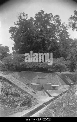 Fotoreport Kebon Selada en Kota Batoe (2. Und 3. cie von 4-10 R.I. und 3 GRGr) Wasserversorgung Datum: Dezember 1946 Standort: Indonesien, Niederländisch-Ostindien Stockfoto