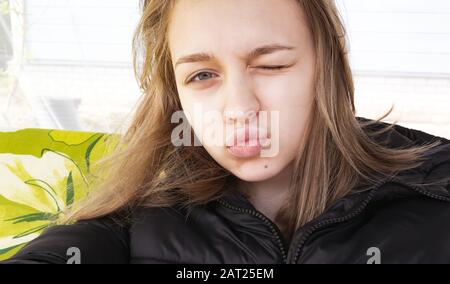 Gesicht Porträt von lustigen posierenden blonden europäischen Mädchen Stockfoto