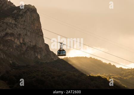 Fuente De, Spanien. Blick auf die Seilbahn im Nationalpark Picos de Europa Stockfoto