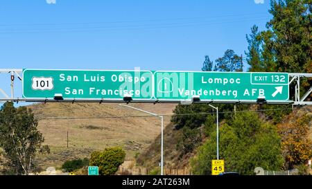 Die Straßenbeschilderung auf dem Highway 101 bietet eine Führung in Richtung San Luis Obispo/San Francisco und Lompoc/Vandenberg AFB (Ausfahrt 132); Kalifornien Stockfoto