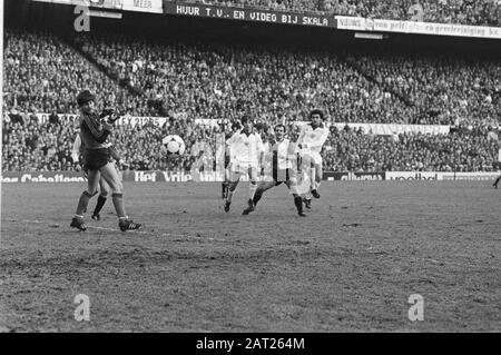 Feyenoord gegen Ajax in der Kuip 2:2. Joop Hiele, Feyenoord-Torhüter, Jesper Olsen Datum: 31. Januar 1982 Schlagwörter: Sport, Fußball persönlicher Name: Jesper Olsen, Vanenburg, Gerald Institutionename: Feyenoord Stockfoto