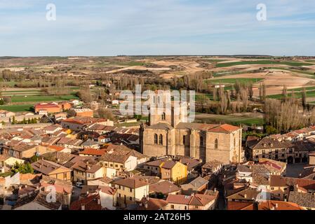 Panoramablick auf eine alte, kastilische, mittelalterliche Stadt. Penaranda de Duero, Spanien Stockfoto