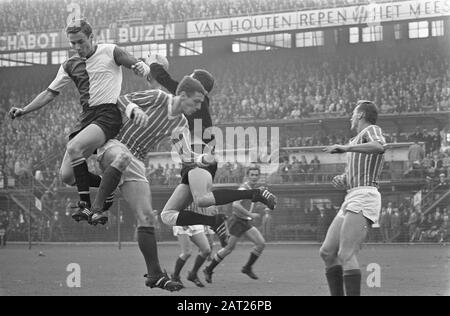 Feyenoord gegen Fortuna 54 6-0. Torhüter Winge im Duell mit Kindvall Datum: 17. September 1967 Schlagwörter: Duelle, Sport, Fußball Persönliche Bezeichnung: Kindvall, Ove Institutionename: Feyenoord, Fortuna 54 Stockfoto