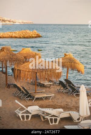 Leere Strandliegen am Sandstrand in Meeresnähe. Stockfoto